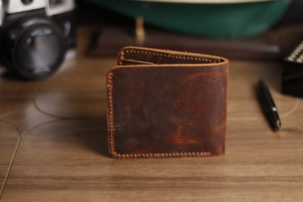 Leather bifold wallet for men - Image 2